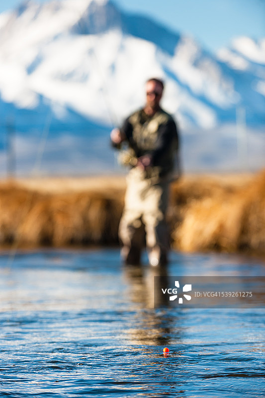 山地飞蝇钓鱼人图片素材