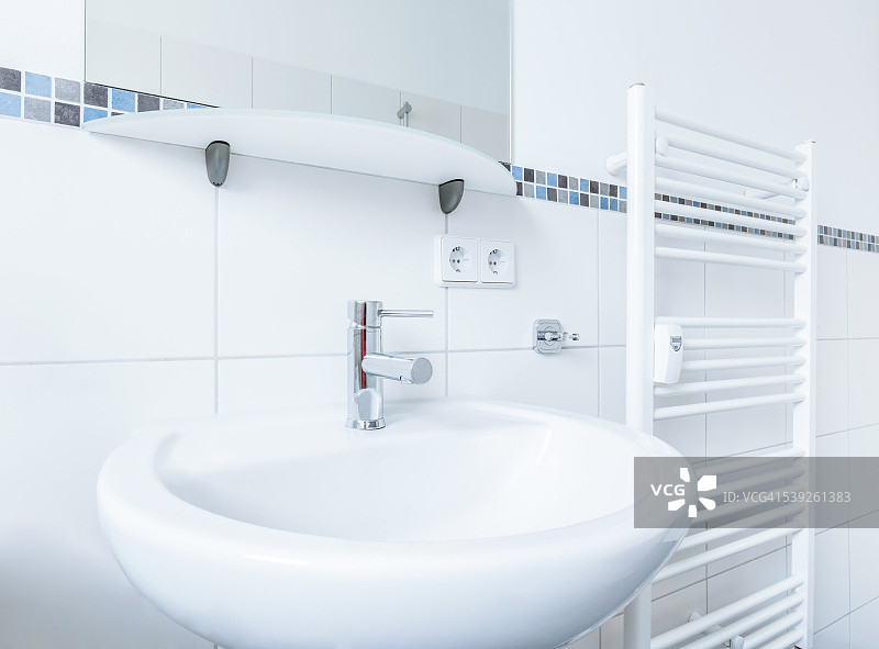 翻新现代浴室内的加热器旁的洗衣盆图片素材