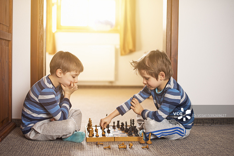 一起下棋的小男孩们图片素材