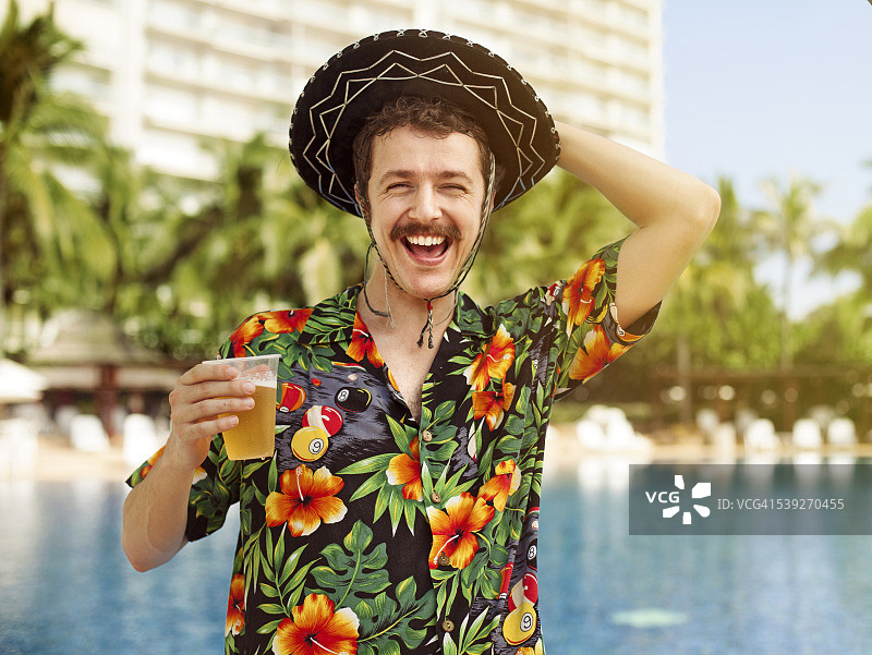 游客喝啤酒图片素材