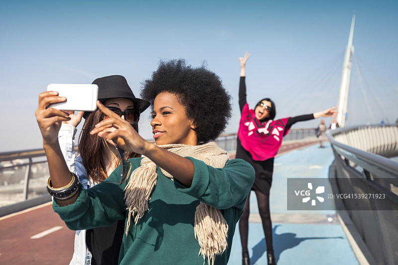 两个朋友自拍时遭遇“照片炸弹”图片素材