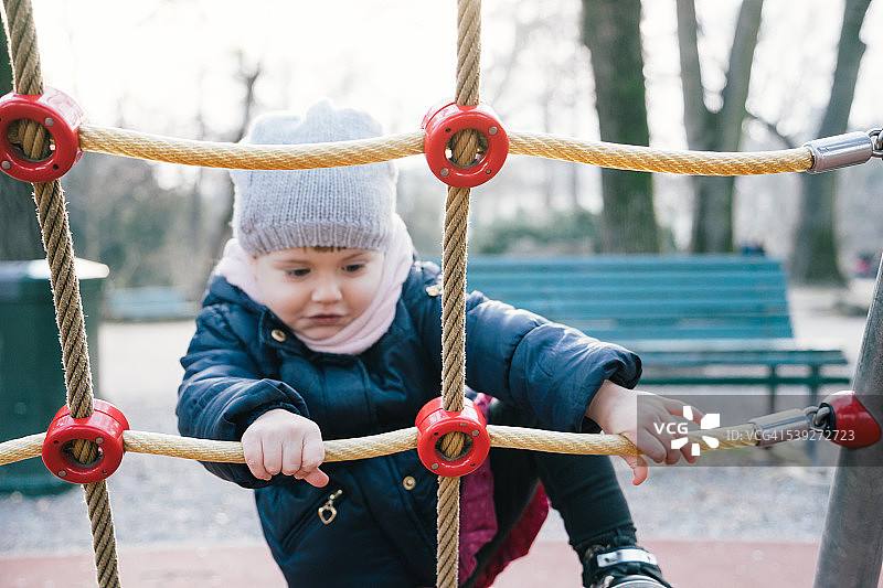 在操场玩耍的小女孩图片素材
