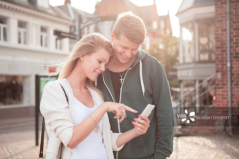 年轻情侣在城市中漫步图片素材