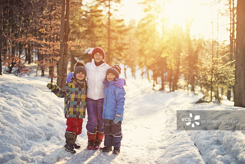 在冬季森林里的孩子们图片素材