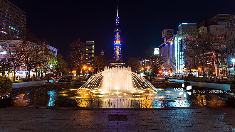 北海道大通公园喷泉和札幌电视塔夜景图片素材