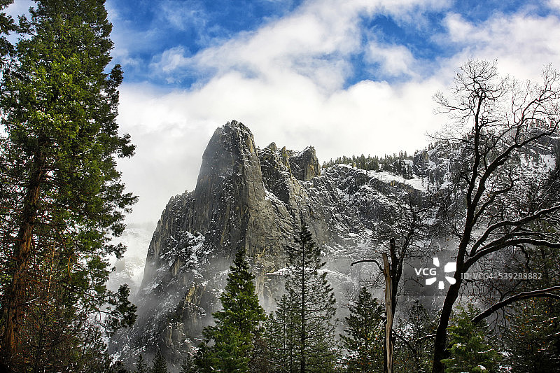 约塞米蒂三姐妹峰图片素材