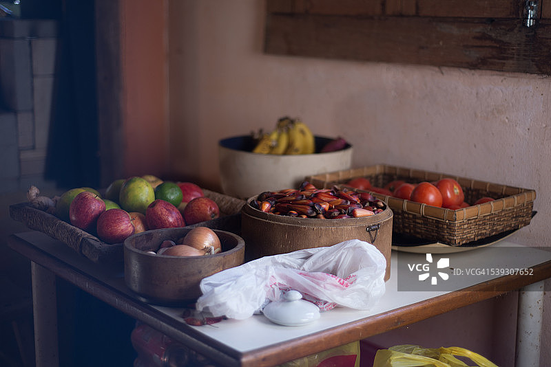 山区老房子里摆满彩色水果的桌子图片素材