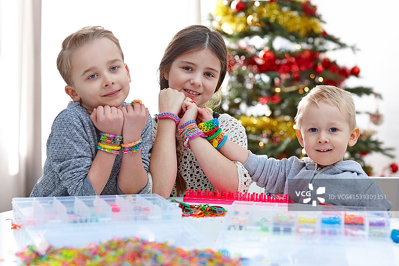 快乐的年轻孩子们戴着彩色橡皮筋图片素材