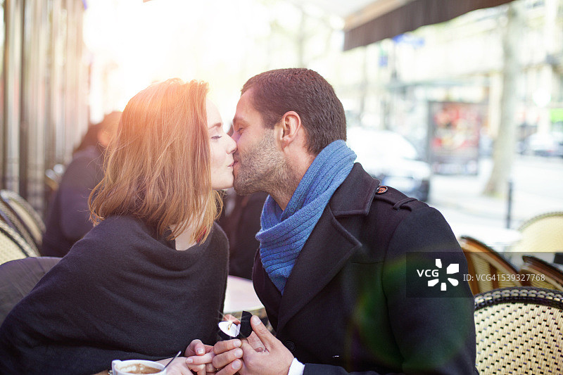 在法国巴黎的咖啡馆里，男人求婚图片素材