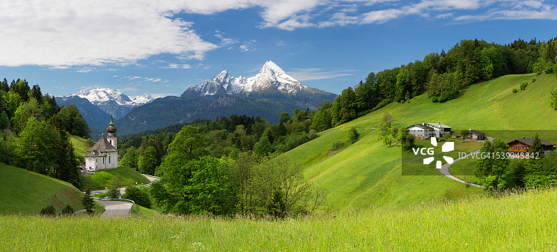玛丽亚根朝圣教堂，背景是瓦茨曼山图片素材