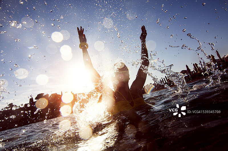 年轻女子玩乐图片素材