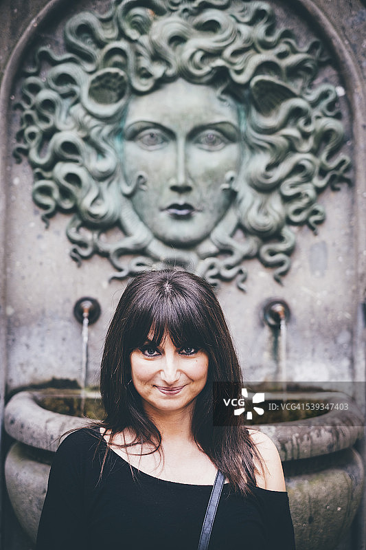 在美杜莎喷泉前摆姿势的女人图片素材