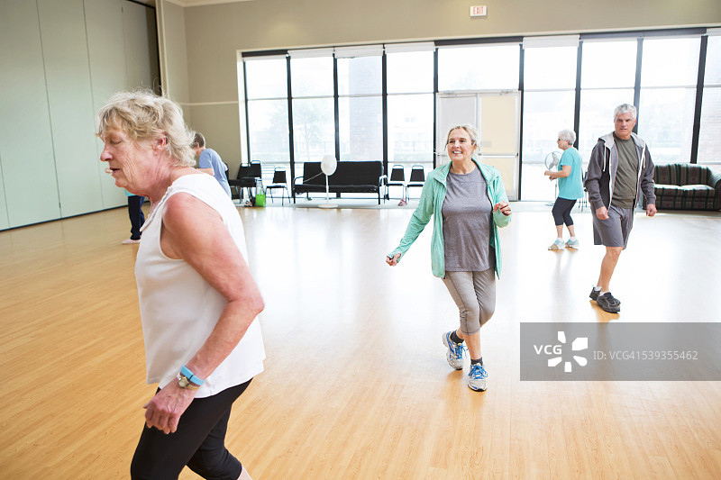 活力老年人参加舞蹈课图片素材