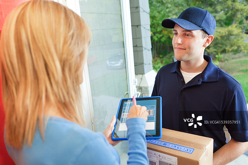 送货员向家庭客户配送包裹箱图片素材