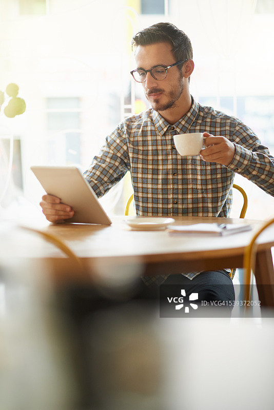 咖啡帮助她集中注意力图片素材