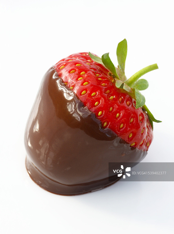 蘸有黑巧克力的诱人草莓图片素材