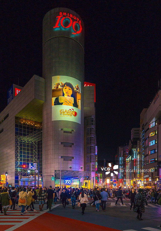 人们在日本东京涩谷109大厦前过马路图片素材