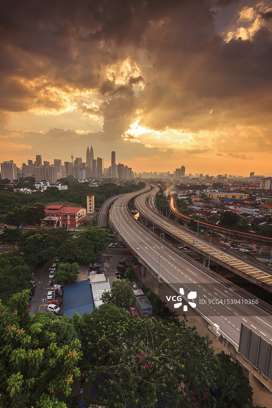 温暖日落下的吉隆坡天际线图片素材