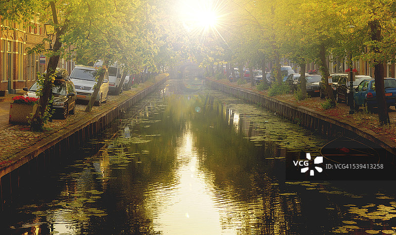 荷兰埃达姆的运河逆光图片素材