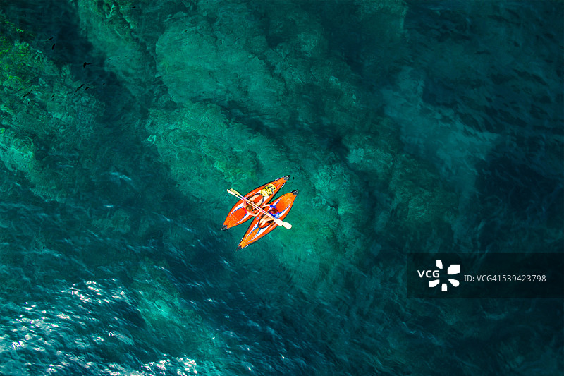布拉瓦海岸天堂海滩皮划艇运动女孩航拍图片素材