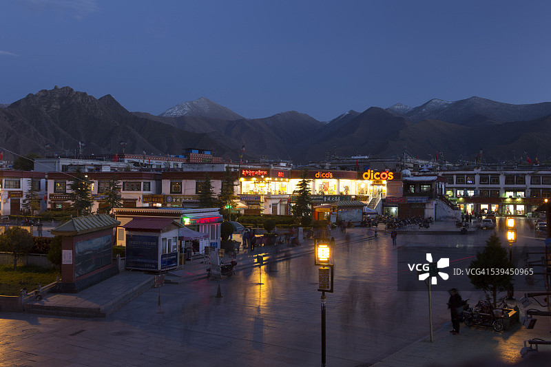 大昭寺前的八廓街广场图片素材