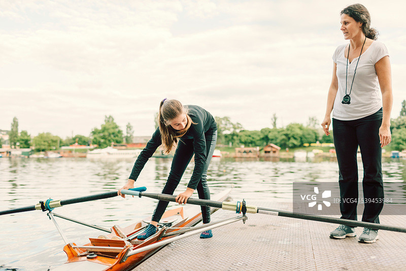 单人双桨划船图片素材