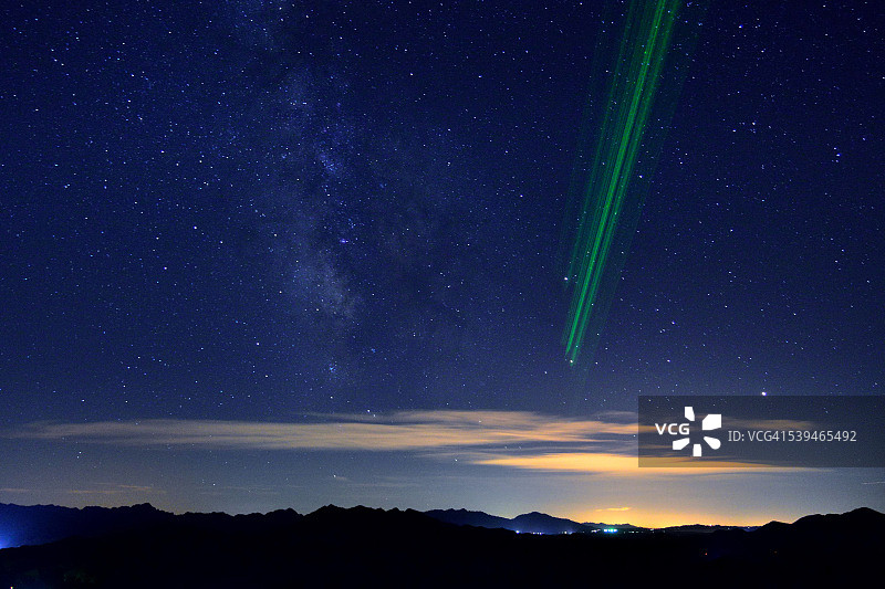 银河和绿色光迹图片素材