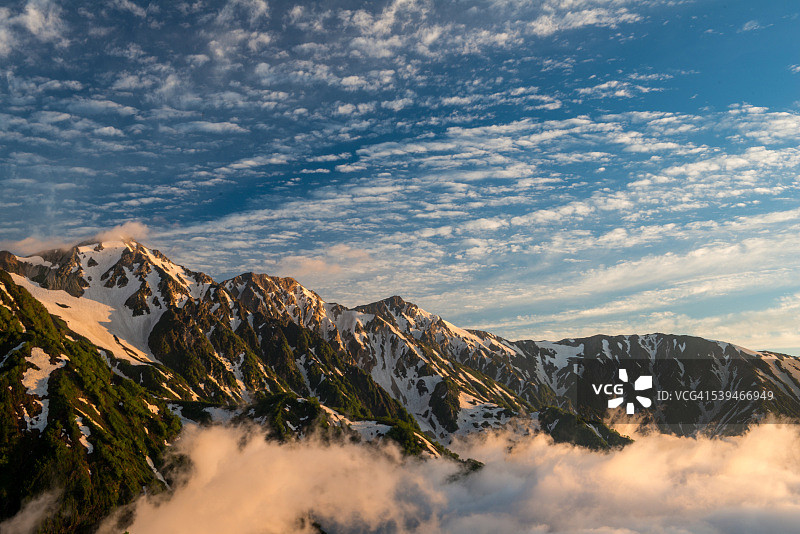 清晨白马村图片素材