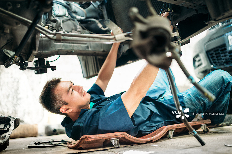 汽车修理工在车辆下工作图片素材