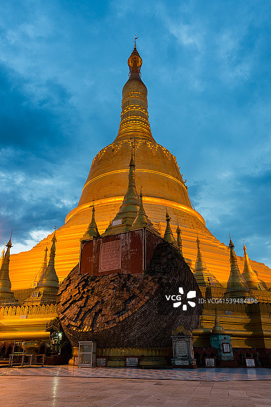 缅甸勃固，瑞摩多佛塔的黄昏图片素材