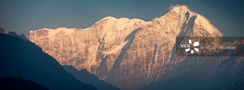 前往珠穆朗玛峰大本营途中，南池巴扎附近的壮丽山景，尼泊尔图片素材