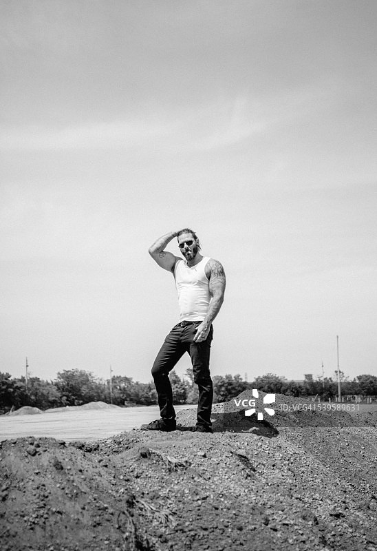 小山上的男模特图片素材