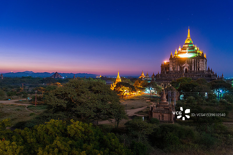 蒲甘日出前晨曦中的达比纽佛塔图片素材