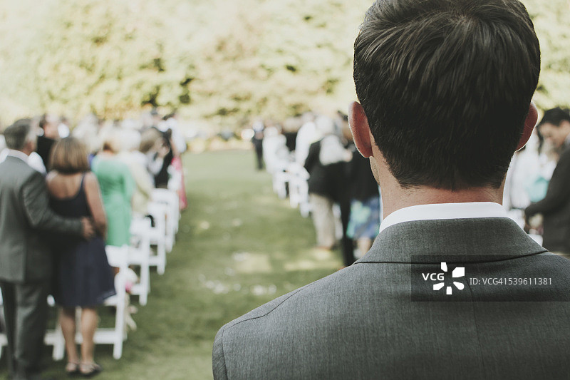 男人站在户外婚礼通道的顶端图片素材