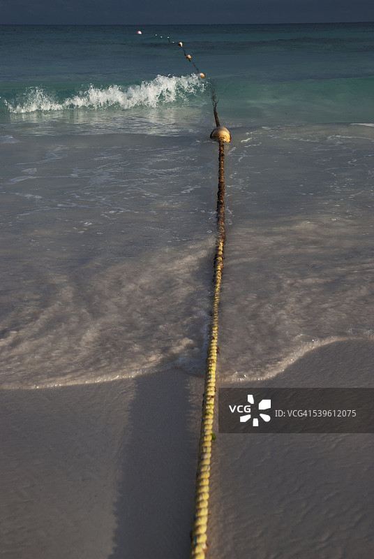 漂浮在海洋中的带浮标安全绳图片素材
