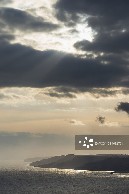 从侏罗纪海岸金帽顶端眺望莱姆里吉斯图片素材