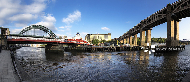 跨越泰恩河的桥梁图片素材