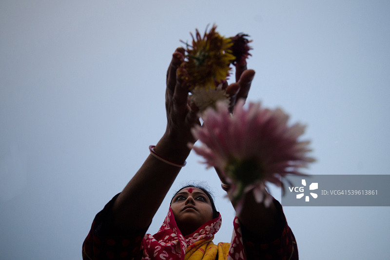 在印度恒河边献花的女人图片素材