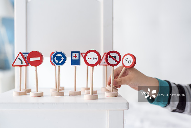 男孩摆放玩具交通标志图片素材