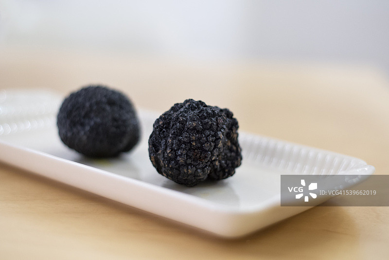 盘子里的两颗勃艮第松露图片素材