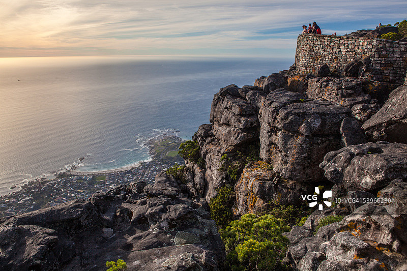 南非开普敦：人们在桌山顶上欣赏美景图片素材