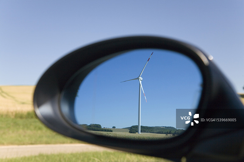 汽车后视镜中风力涡轮机的倒影图片素材