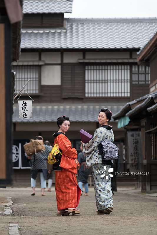 两位身着和服的回眸日本女子图片素材