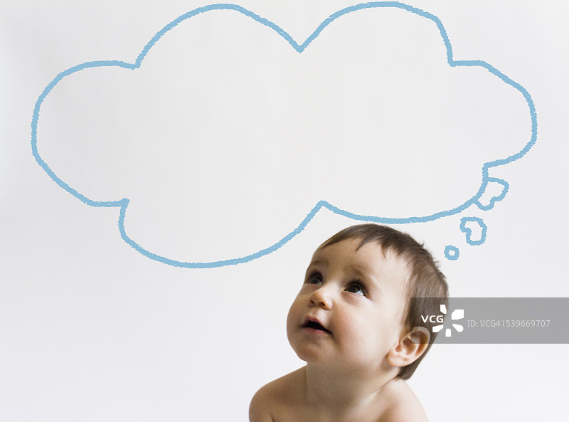 看着气泡的女孩（12-17个月）图片素材
