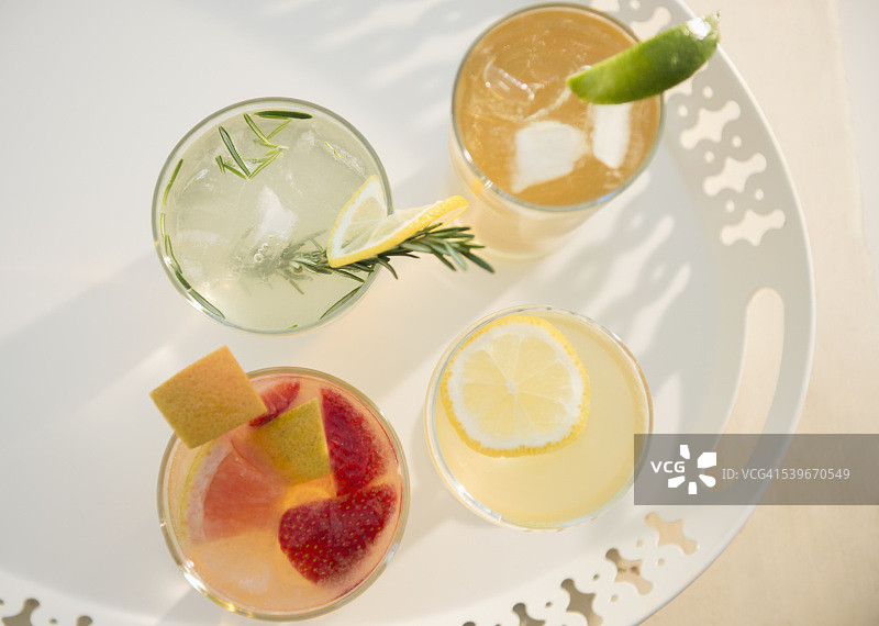 托盘上的饮品影棚照图片素材