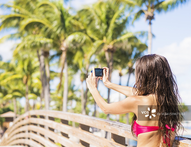 美国佛罗里达州朱庇特市：拍摄木桥的年轻女子图片素材