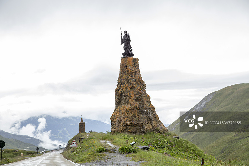 山顶上的雕像图片素材