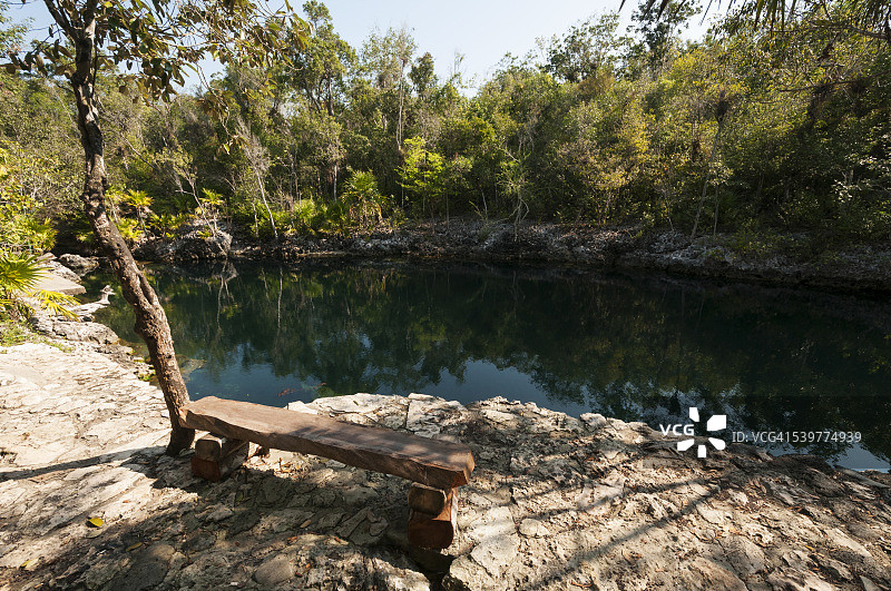 猪湾天然井图片素材