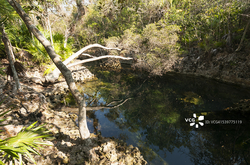 猪湾天然井图片素材