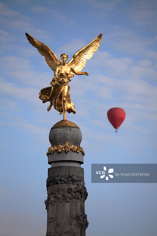 金色胜利女神雕像图片素材